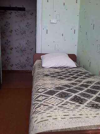 Гостевой дом Zeleniy Dvorik Guest House Новый Афон Бюджетный двухместный номер с 2 отдельными кроватями-2